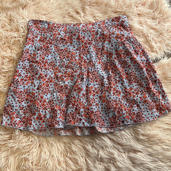 2/$20 H&M floral skirt 😍 🌺 - Picture 6 of 7
